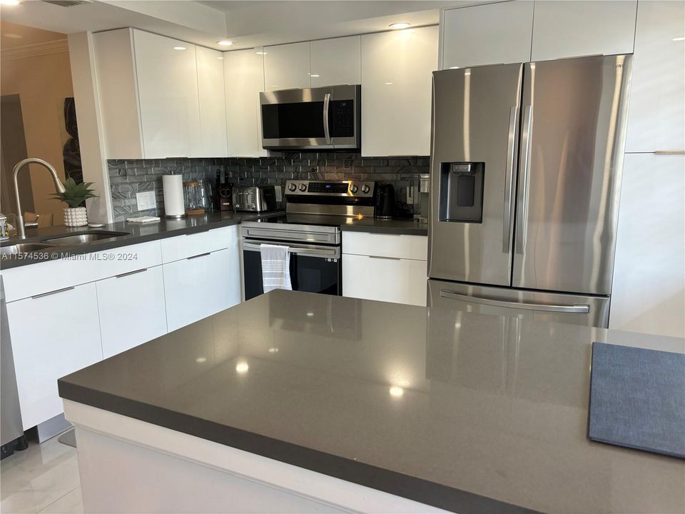 For Sale: $284,900 (2 beds, 2 baths, 1156 Square Feet)