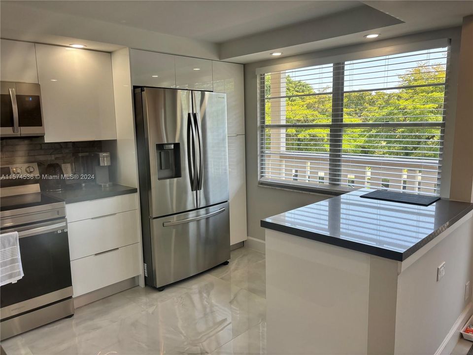 Active With Contract: $284,900 (2 beds, 2 baths, 1156 Square Feet)