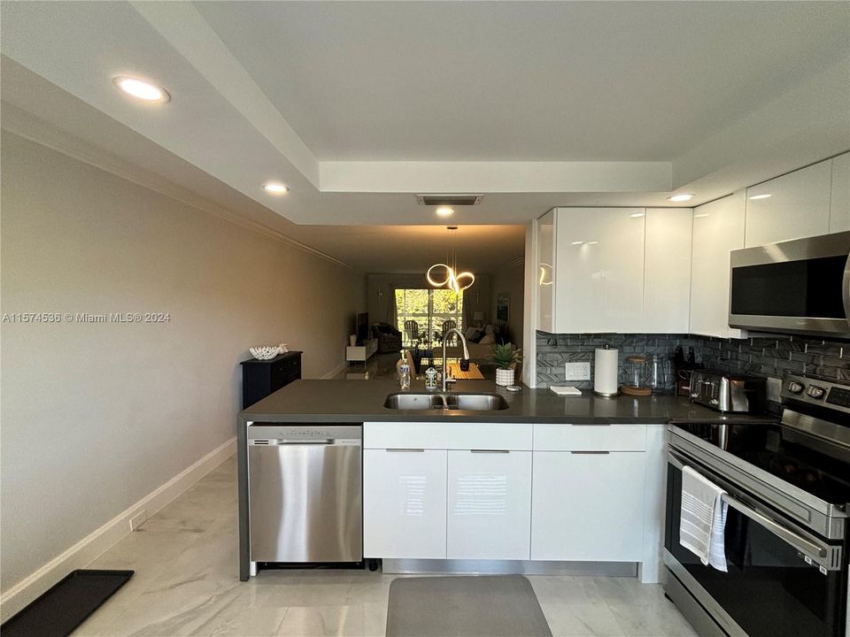 For Sale: $284,900 (2 beds, 2 baths, 1156 Square Feet)