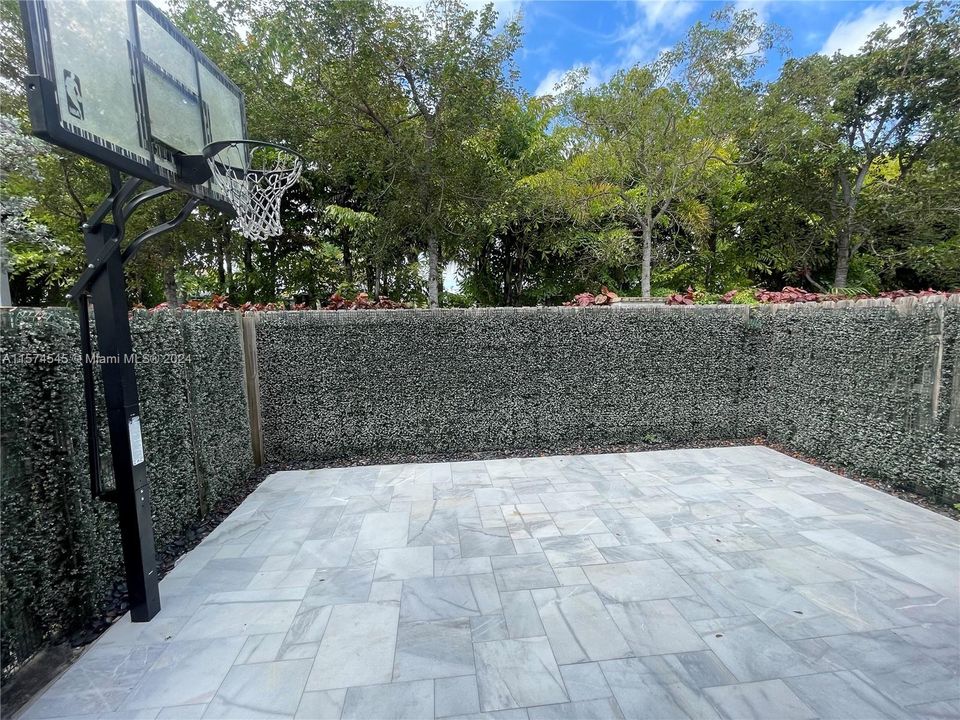 Recently Sold: $670,000 (4 beds, 2 baths, 1793 Square Feet)