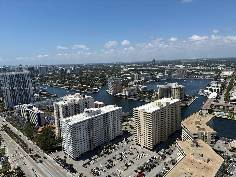 For Sale: $1,155,000 (3 beds, 3 baths, 1571 Square Feet)