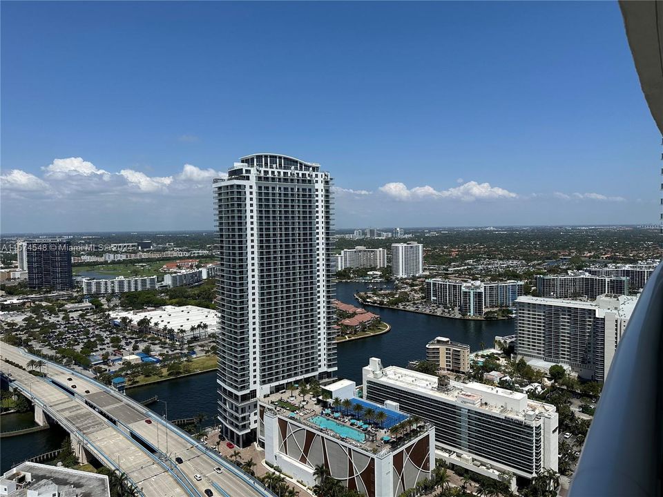 For Sale: $1,155,000 (3 beds, 3 baths, 1571 Square Feet)