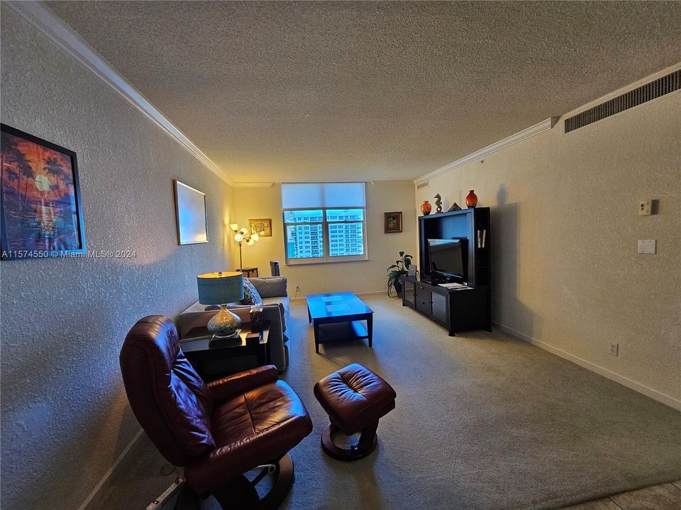 For Rent: $2,600 (1 beds, 1 baths, 835 Square Feet)
