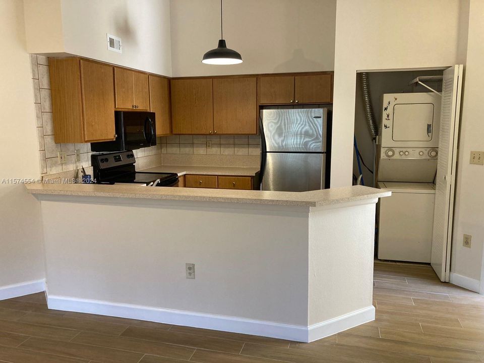For Rent: $1,825 (1 beds, 1 baths, 632 Square Feet)