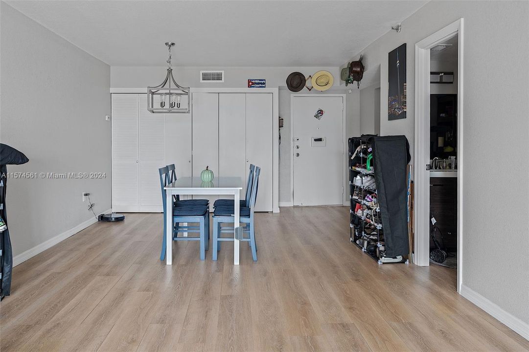For Sale: $339,000 (1 beds, 1 baths, 918 Square Feet)