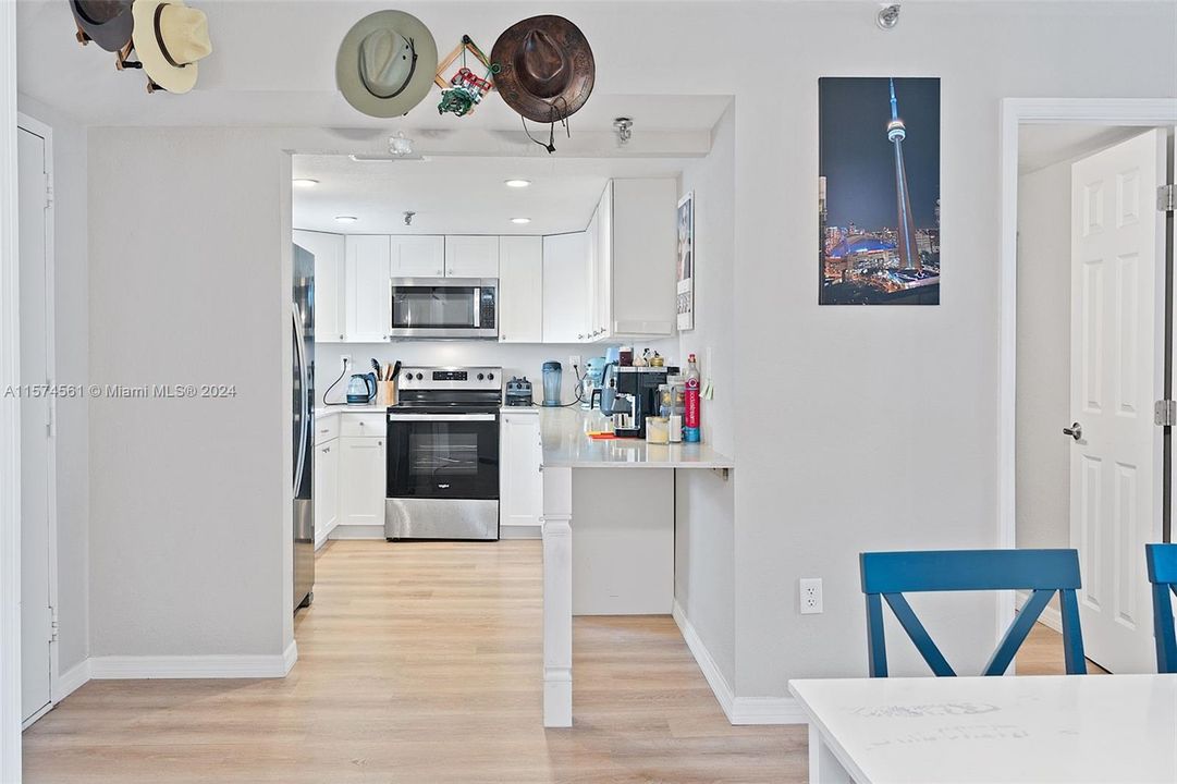 For Sale: $339,000 (1 beds, 1 baths, 918 Square Feet)