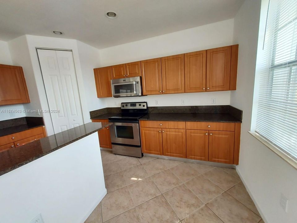 Recently Sold: $410,000 (3 beds, 2 baths, 1669 Square Feet)