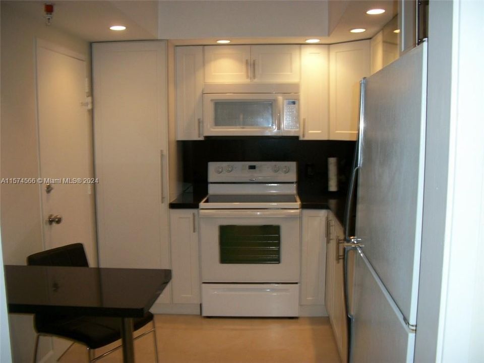 For Rent: $2,100 (1 beds, 1 baths, 720 Square Feet)