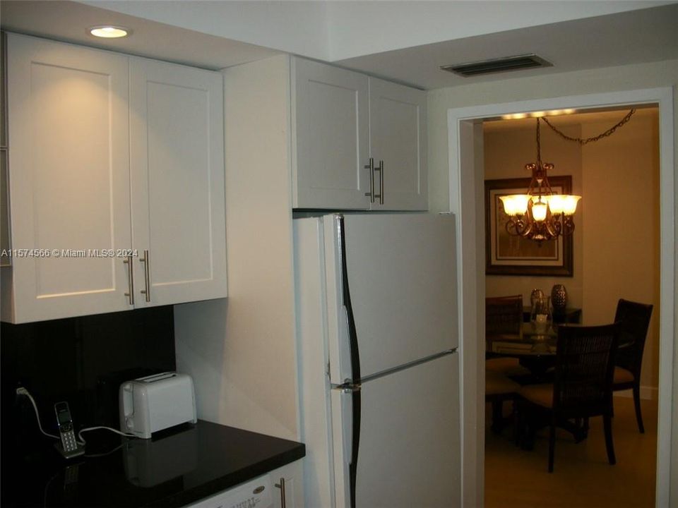 For Rent: $2,100 (1 beds, 1 baths, 720 Square Feet)