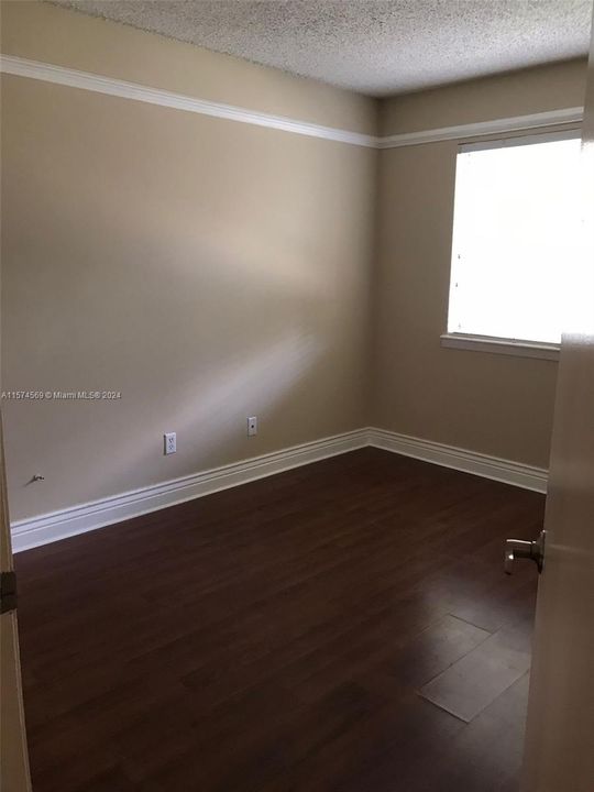 Active With Contract: $1,900 (2 beds, 1 baths, 836 Square Feet)