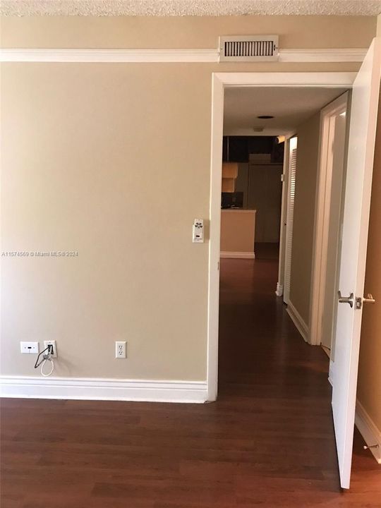 Active With Contract: $1,900 (2 beds, 1 baths, 836 Square Feet)