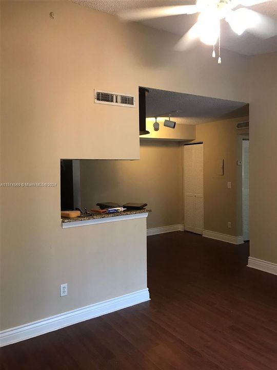 Active With Contract: $1,900 (2 beds, 1 baths, 836 Square Feet)