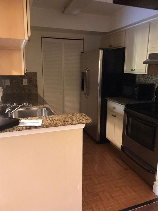 Active With Contract: $1,900 (2 beds, 1 baths, 836 Square Feet)