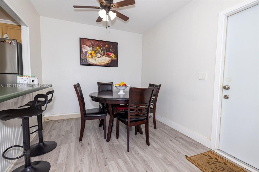 For Sale: $248,000 (2 beds, 1 baths, 840 Square Feet)