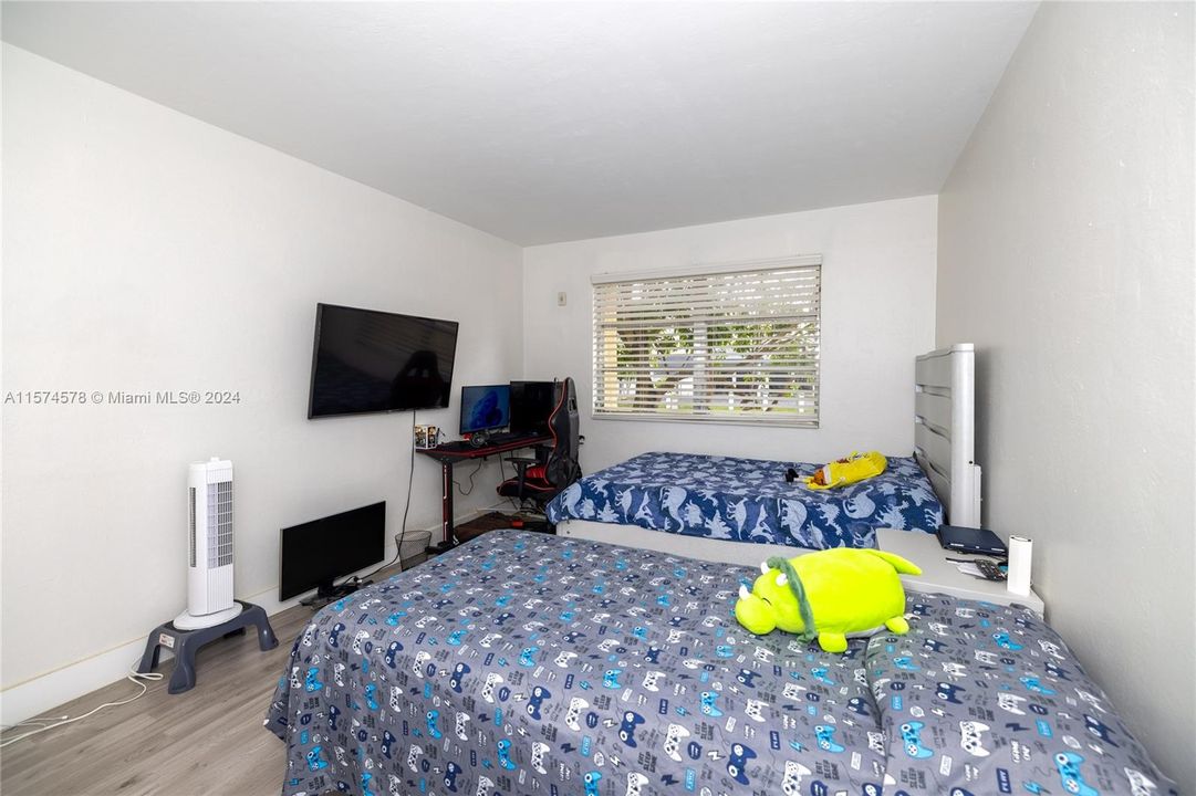 For Sale: $248,000 (2 beds, 1 baths, 840 Square Feet)