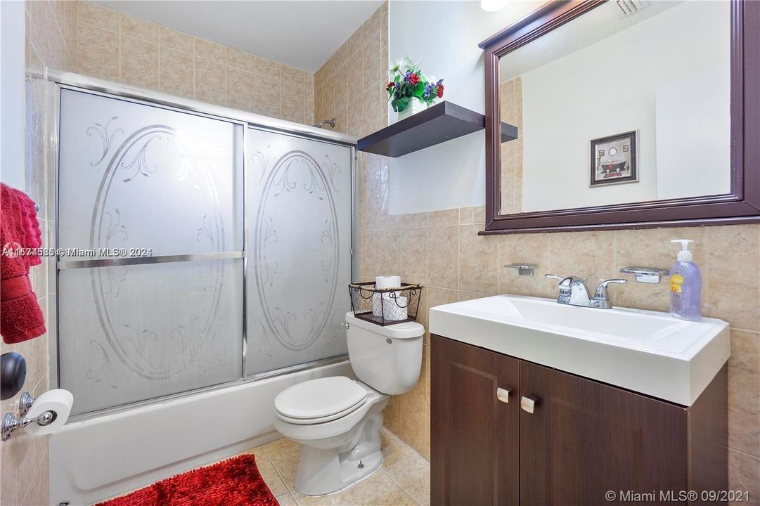 合同活跃: $2,700 (3 贝兹, 2 浴室, 1605 平方英尺)