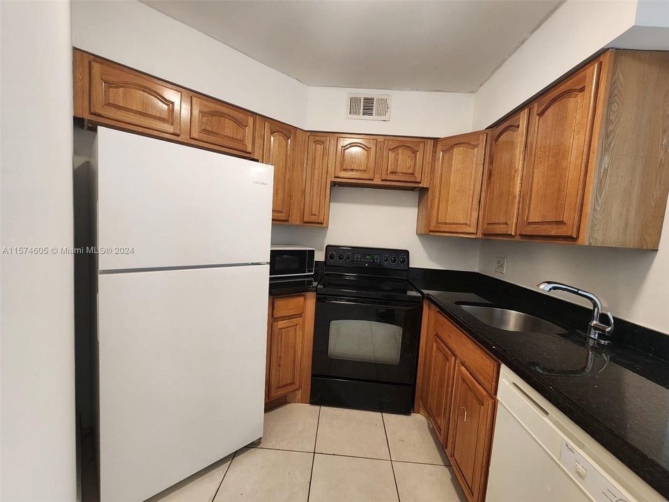 For Sale: $216,600 (2 beds, 2 baths, 890 Square Feet)