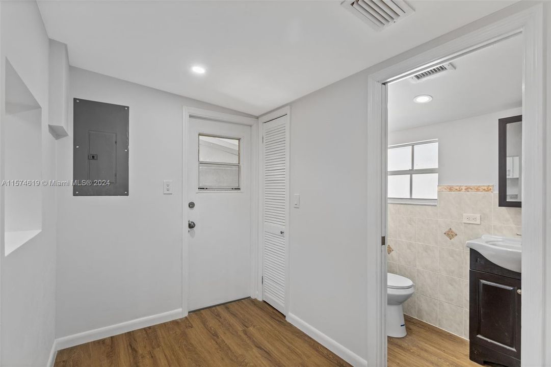 For Sale: $429,000 (2 beds, 2 baths, 725 Square Feet)