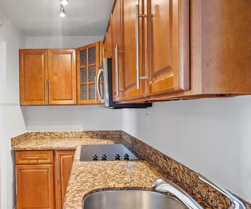 For Sale: $315,000 (2 beds, 2 baths, 870 Square Feet)