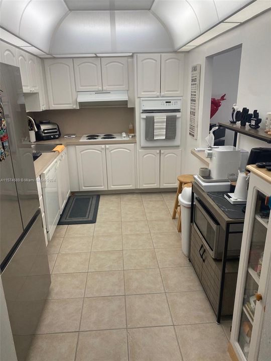 For Sale: $319,000 (1 beds, 1 baths, 1005 Square Feet)