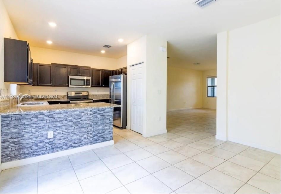 Active With Contract: $3,350 (3 beds, 2 baths, 1644 Square Feet)