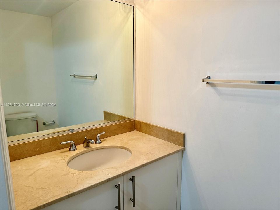 Active With Contract: $2,000 (1 beds, 1 baths, 670 Square Feet)