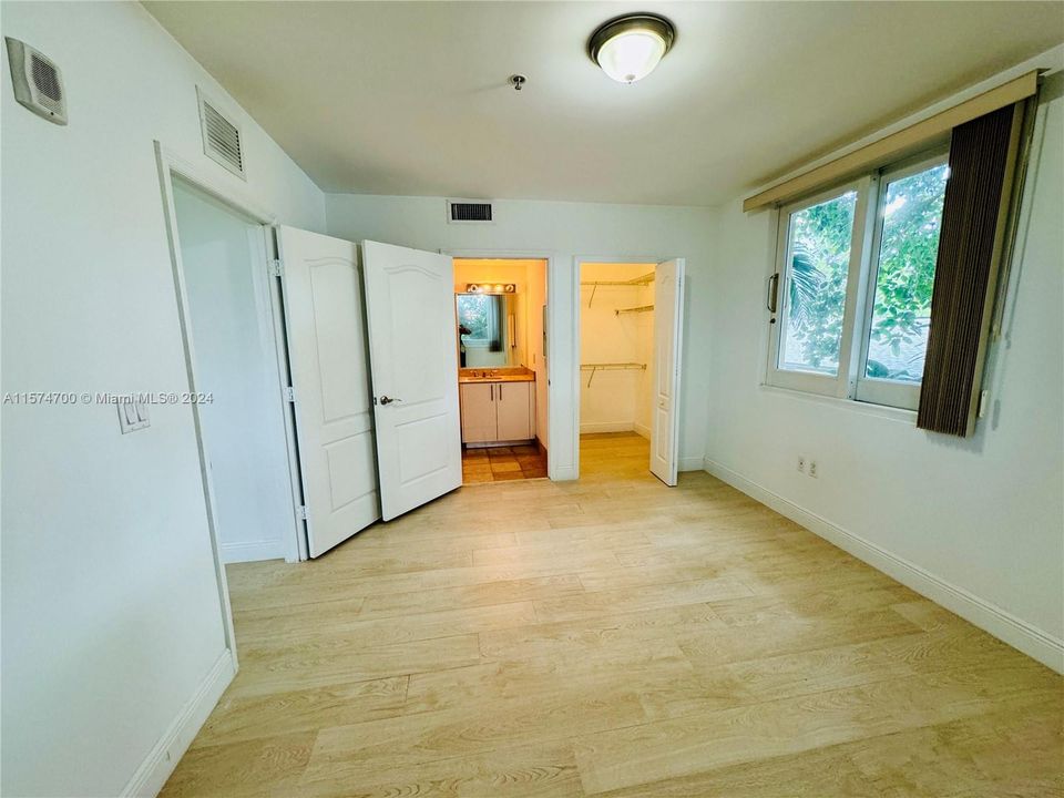 Active With Contract: $2,000 (1 beds, 1 baths, 670 Square Feet)