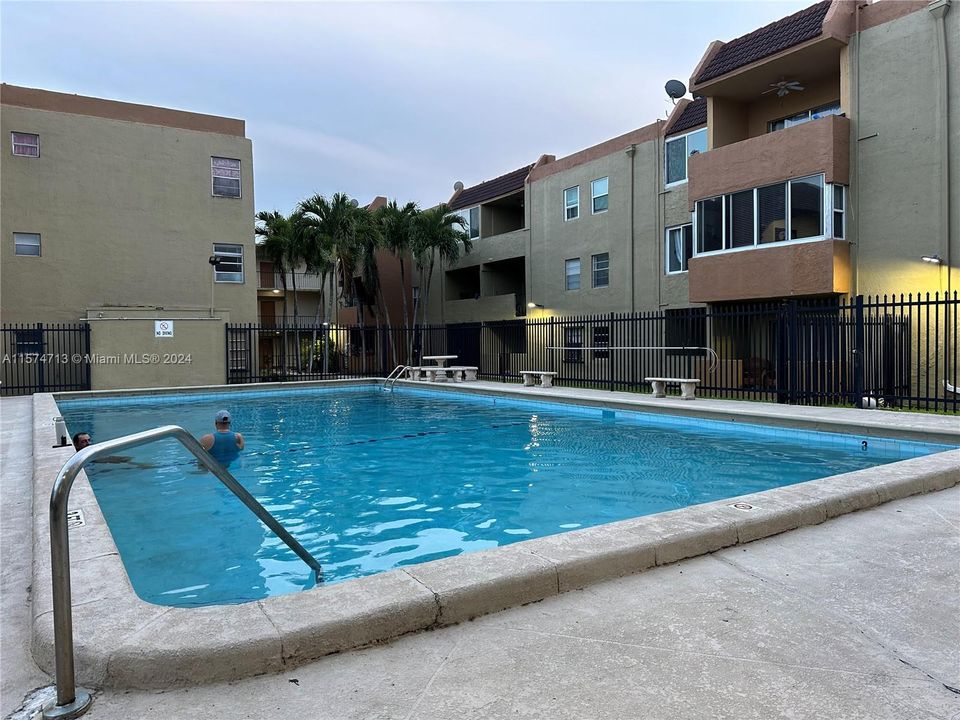 Active With Contract: $2,250 (2 beds, 2 baths, 880 Square Feet)