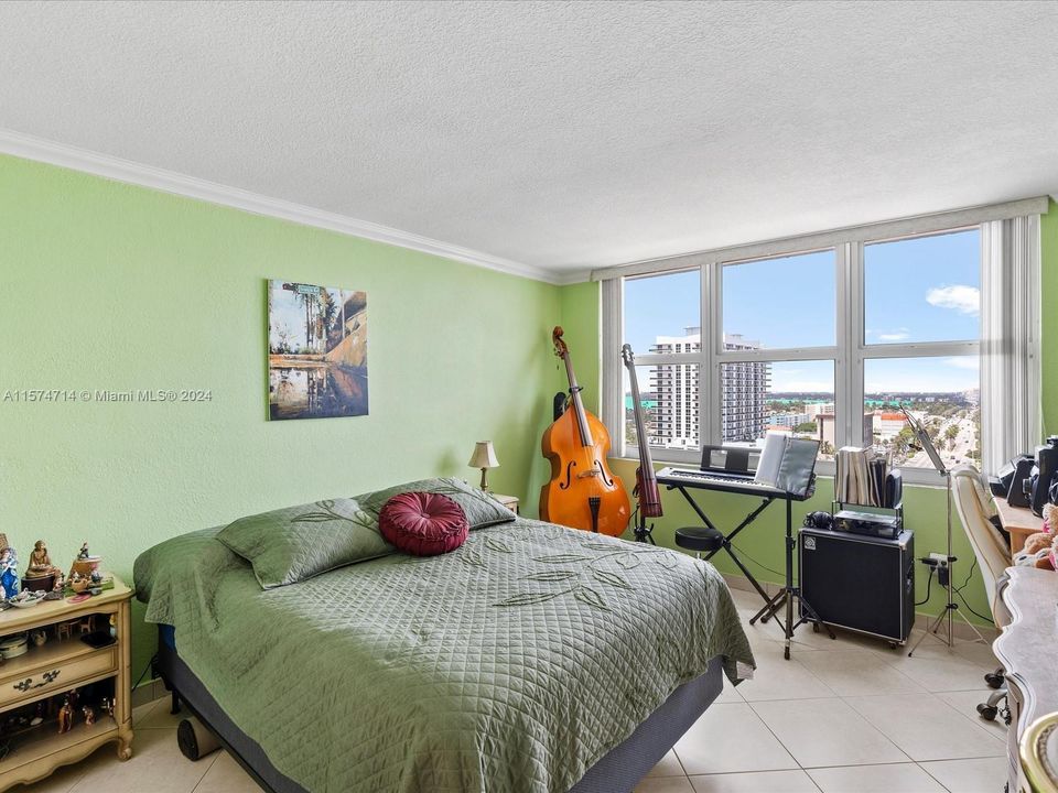 For Sale: $350,000 (1 beds, 1 baths, 940 Square Feet)