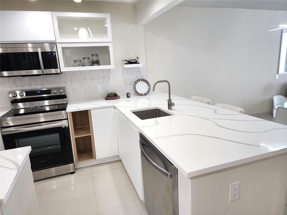For Sale: $508,000 (1 beds, 1 baths, 848 Square Feet)