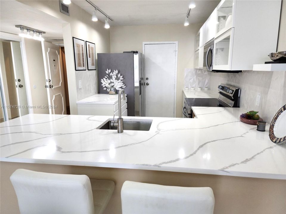 For Sale: $508,000 (1 beds, 1 baths, 848 Square Feet)