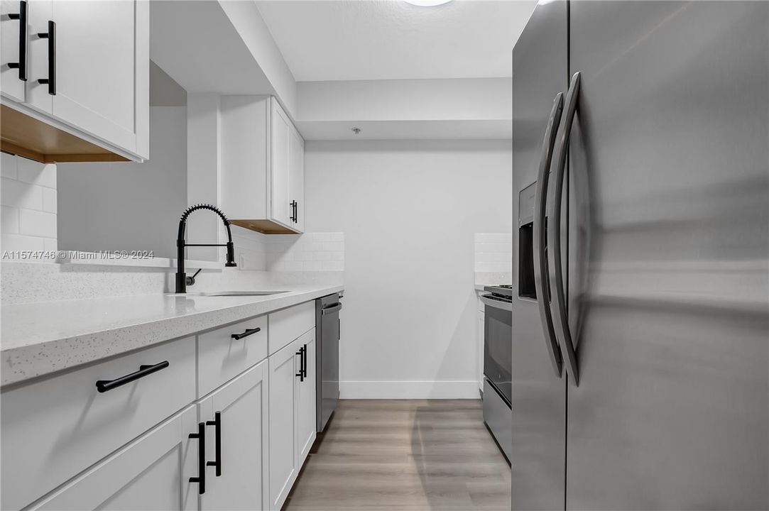 Active With Contract: $210,000 (1 beds, 1 baths, 634 Square Feet)