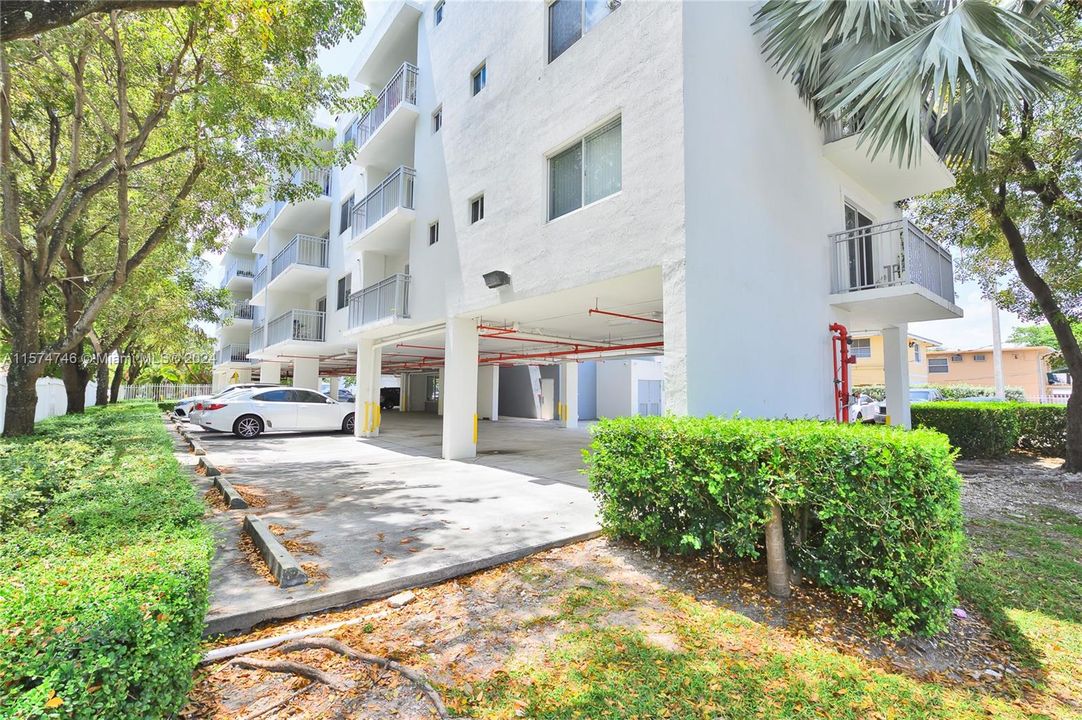 Active With Contract: $210,000 (1 beds, 1 baths, 634 Square Feet)