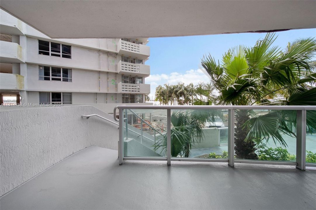 Active With Contract: $3,555 (1 beds, 1 baths, 865 Square Feet)
