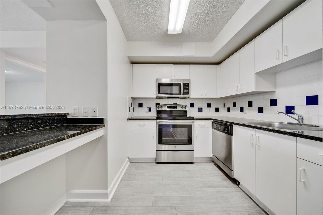 Active With Contract: $3,555 (1 beds, 1 baths, 865 Square Feet)