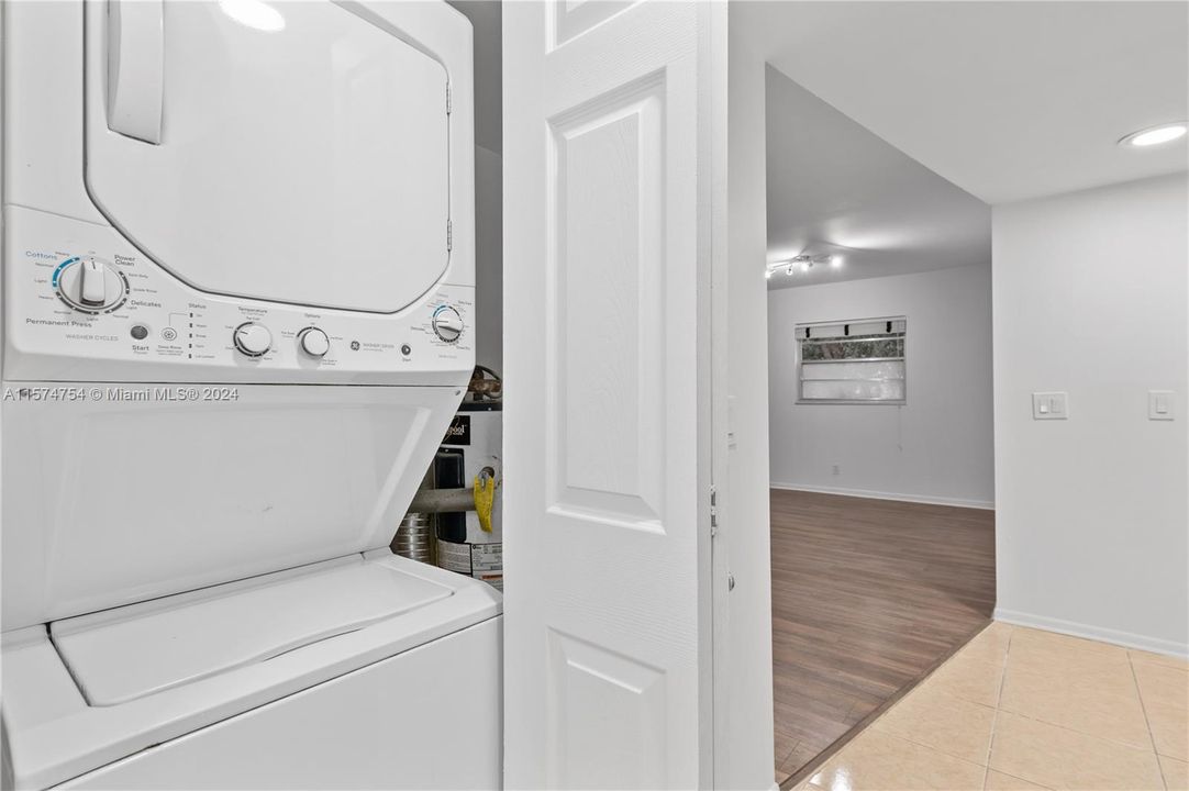 For Sale: $299,900 (2 beds, 2 baths, 1507 Square Feet)