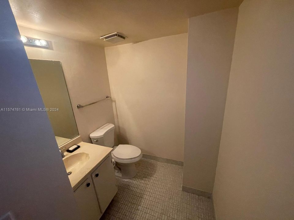 For Rent: $2,650 (1 beds, 1 baths, 896 Square Feet)
