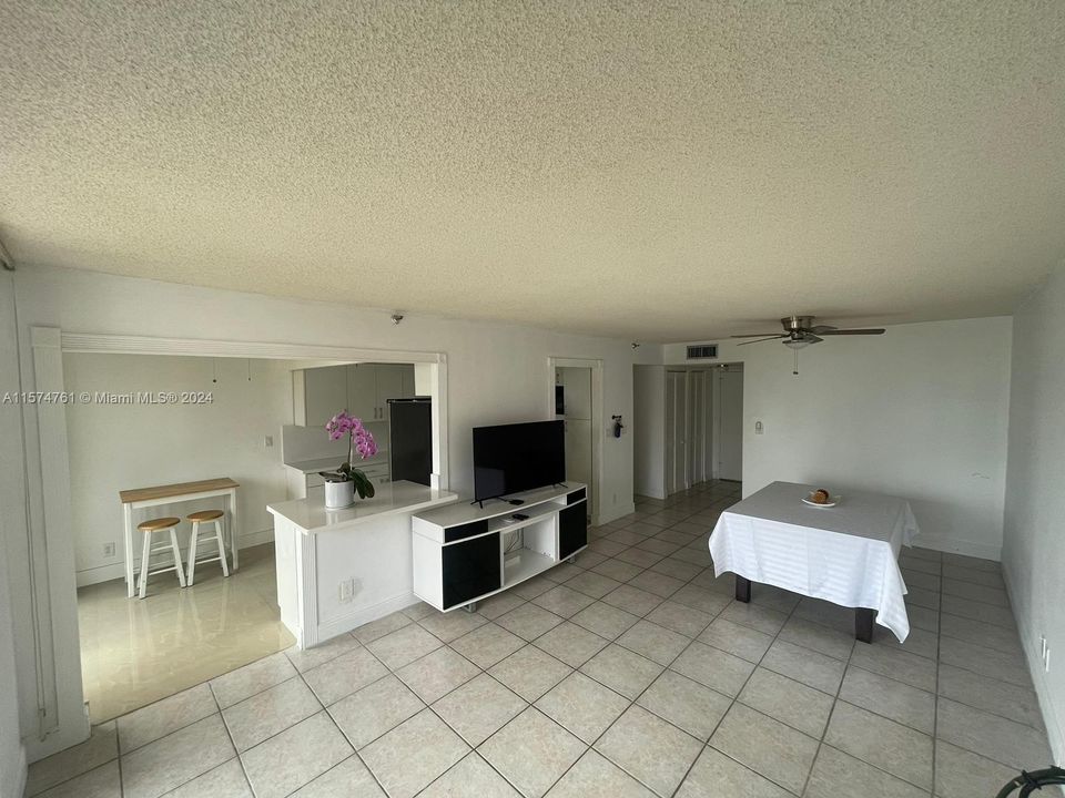 For Rent: $2,650 (1 beds, 1 baths, 896 Square Feet)
