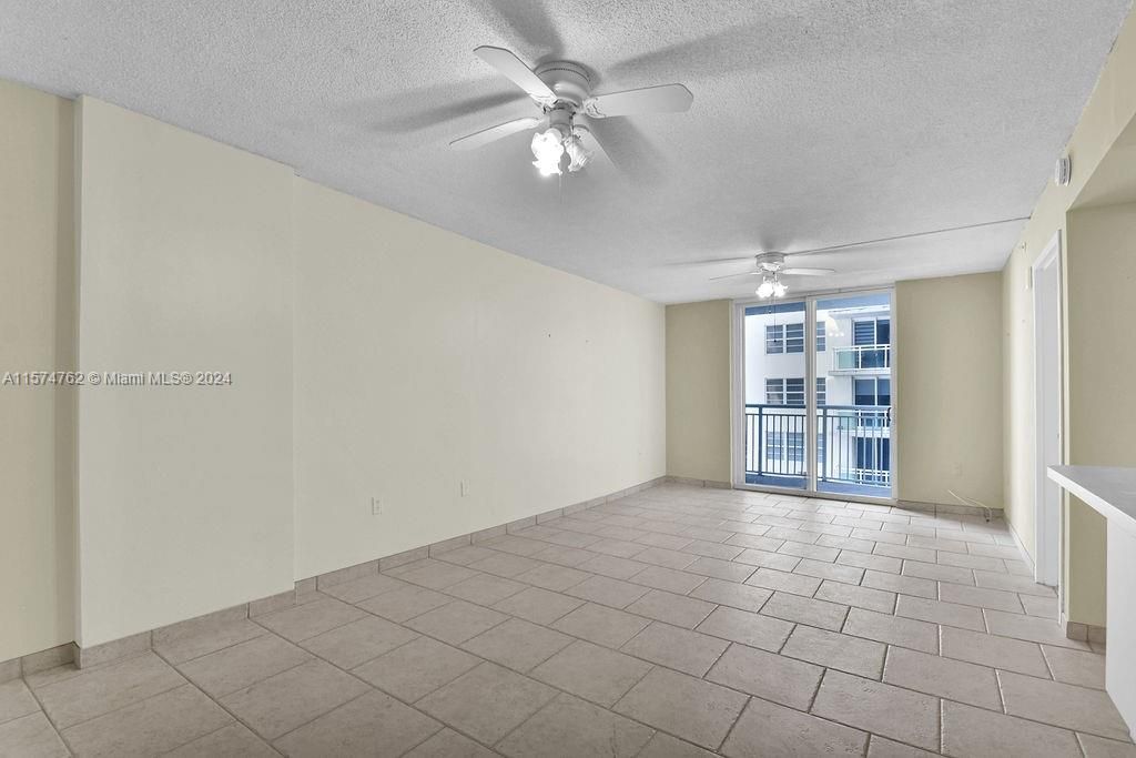 For Sale: $315,000 (1 beds, 1 baths, 676 Square Feet)