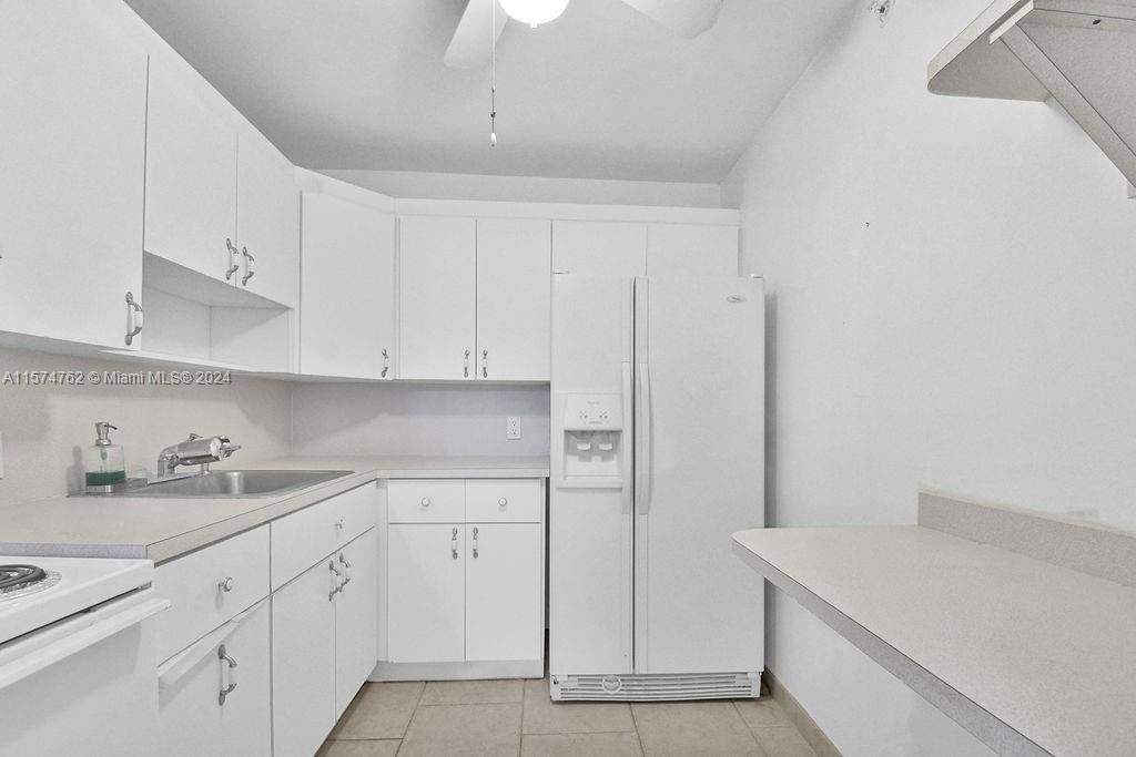 For Sale: $315,000 (1 beds, 1 baths, 676 Square Feet)