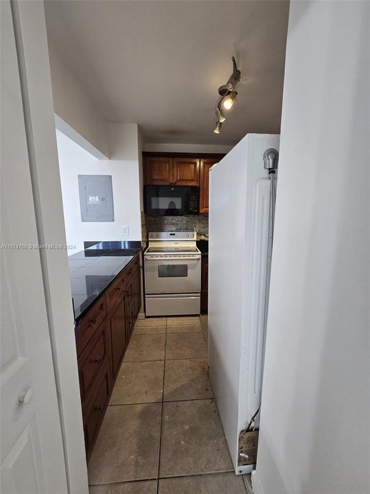 For Sale: $314,900 (2 beds, 1 baths, 1036 Square Feet)