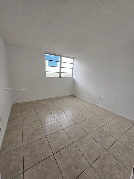For Sale: $314,900 (2 beds, 1 baths, 1036 Square Feet)
