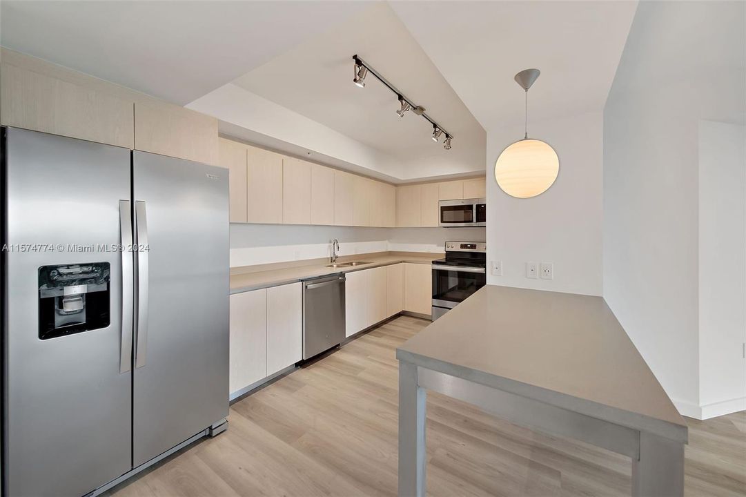 For Rent: $4,637 (2 beds, 2 baths, 1338 Square Feet)