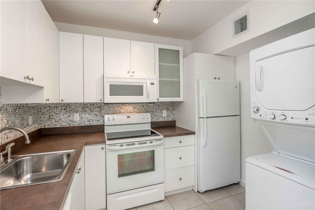 Active With Contract: $2,350 (2 beds, 1 baths, 929 Square Feet)