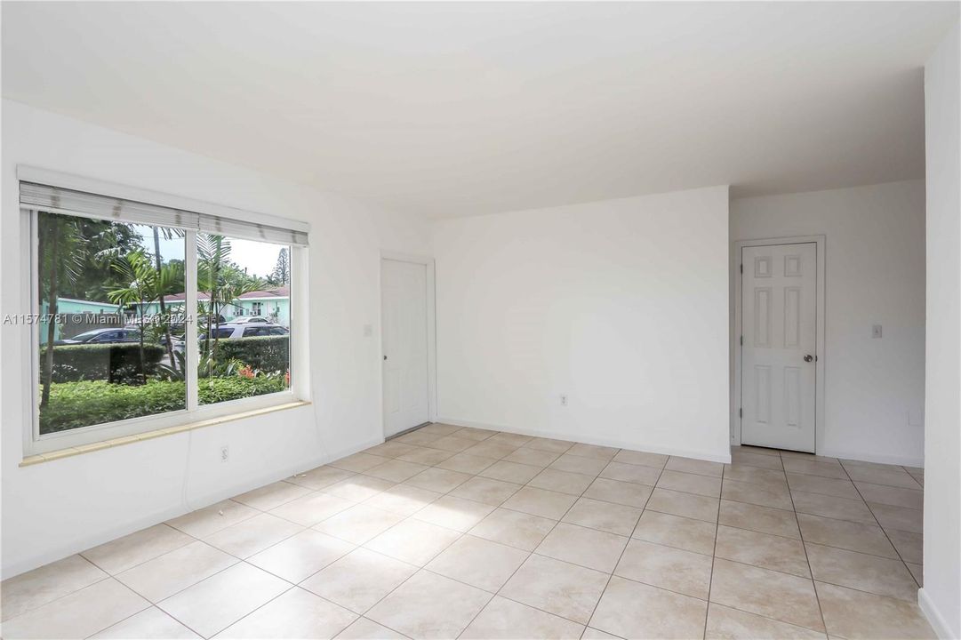 Active With Contract: $2,350 (2 beds, 1 baths, 929 Square Feet)