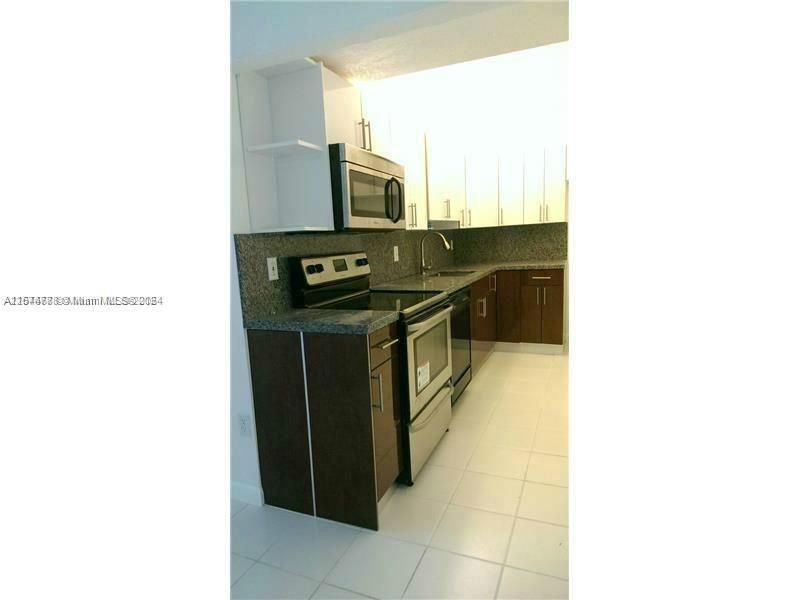For Sale: $250,000 (1 beds, 1 baths, 710 Square Feet)