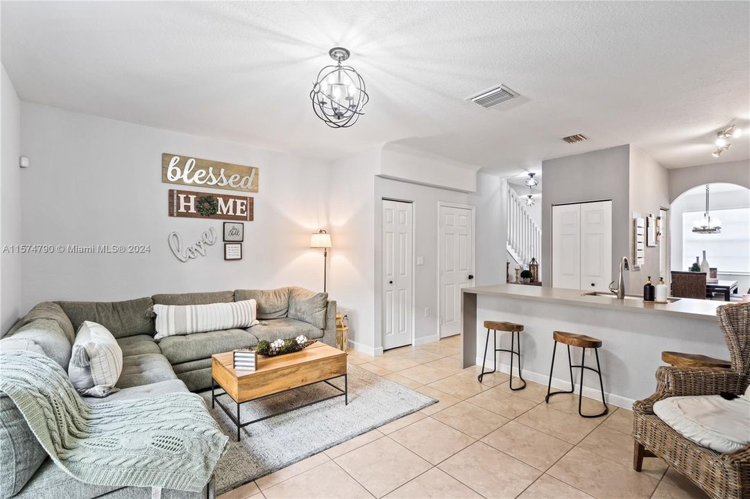 For Sale: $365,000 (2 beds, 2 baths, 1290 Square Feet)