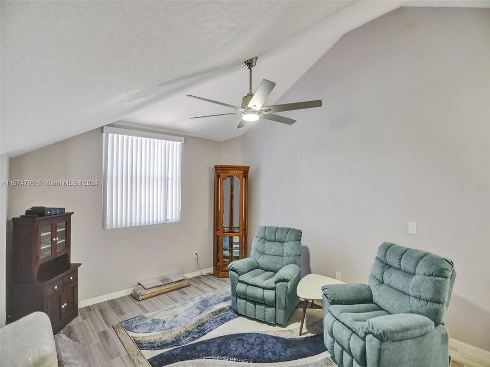 For Sale: $405,000 (2 beds, 2 baths, 1117 Square Feet)