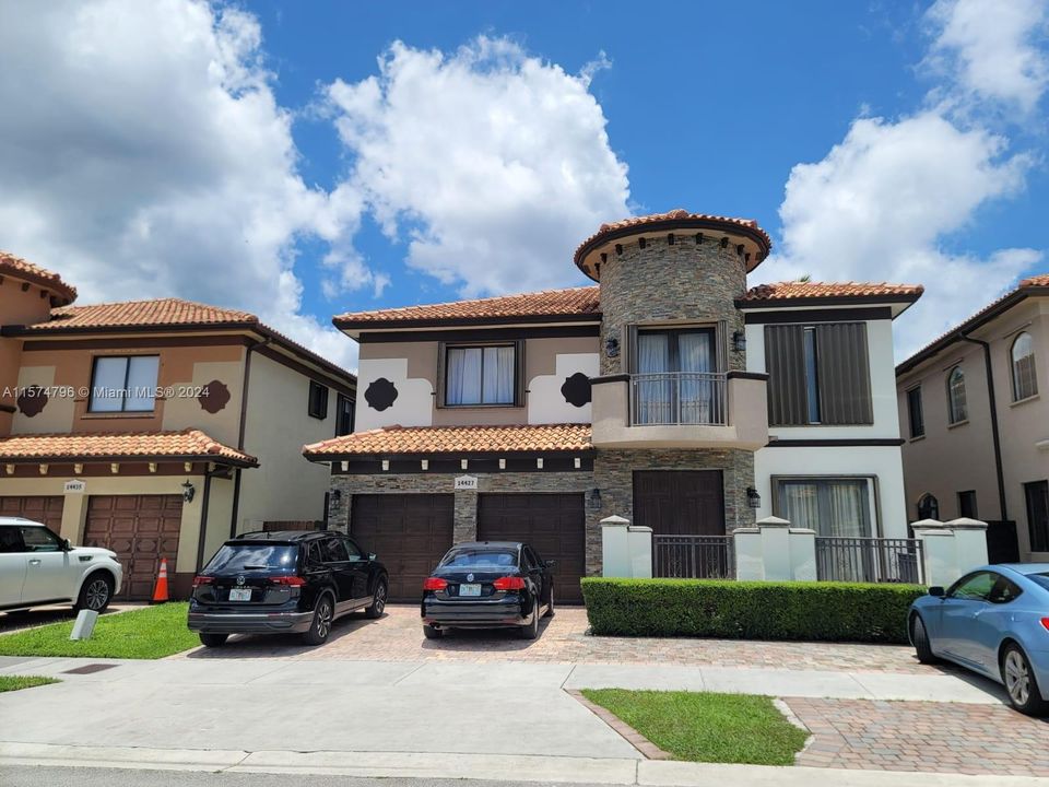 Recently Rented: $6,500 (5 beds, 4 baths, 3210 Square Feet)