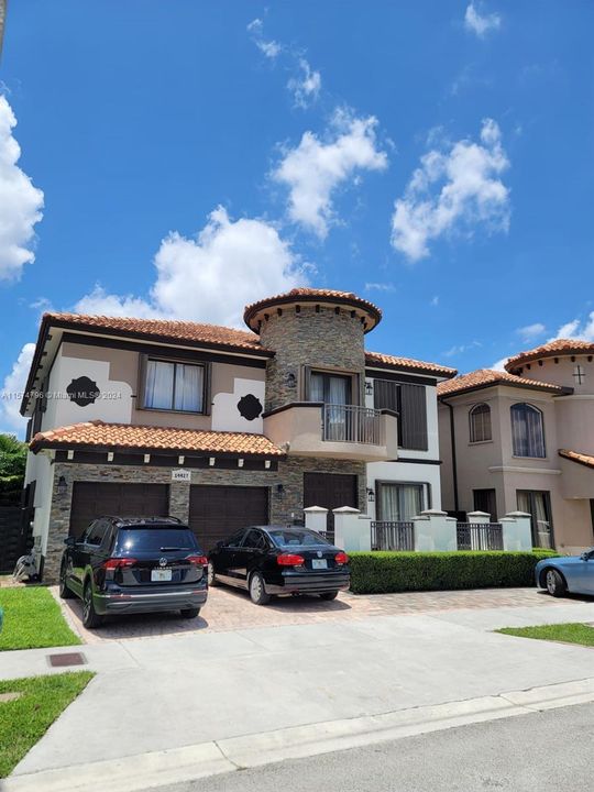 Recently Rented: $6,500 (5 beds, 4 baths, 3210 Square Feet)